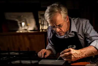 尼芙尔手表表蒙有划痕如何处理（手表表蒙划痕维修方法总汇）