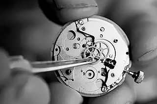 尼芙尔机械表走时误差大怎么办？（原因分析与解决方法）